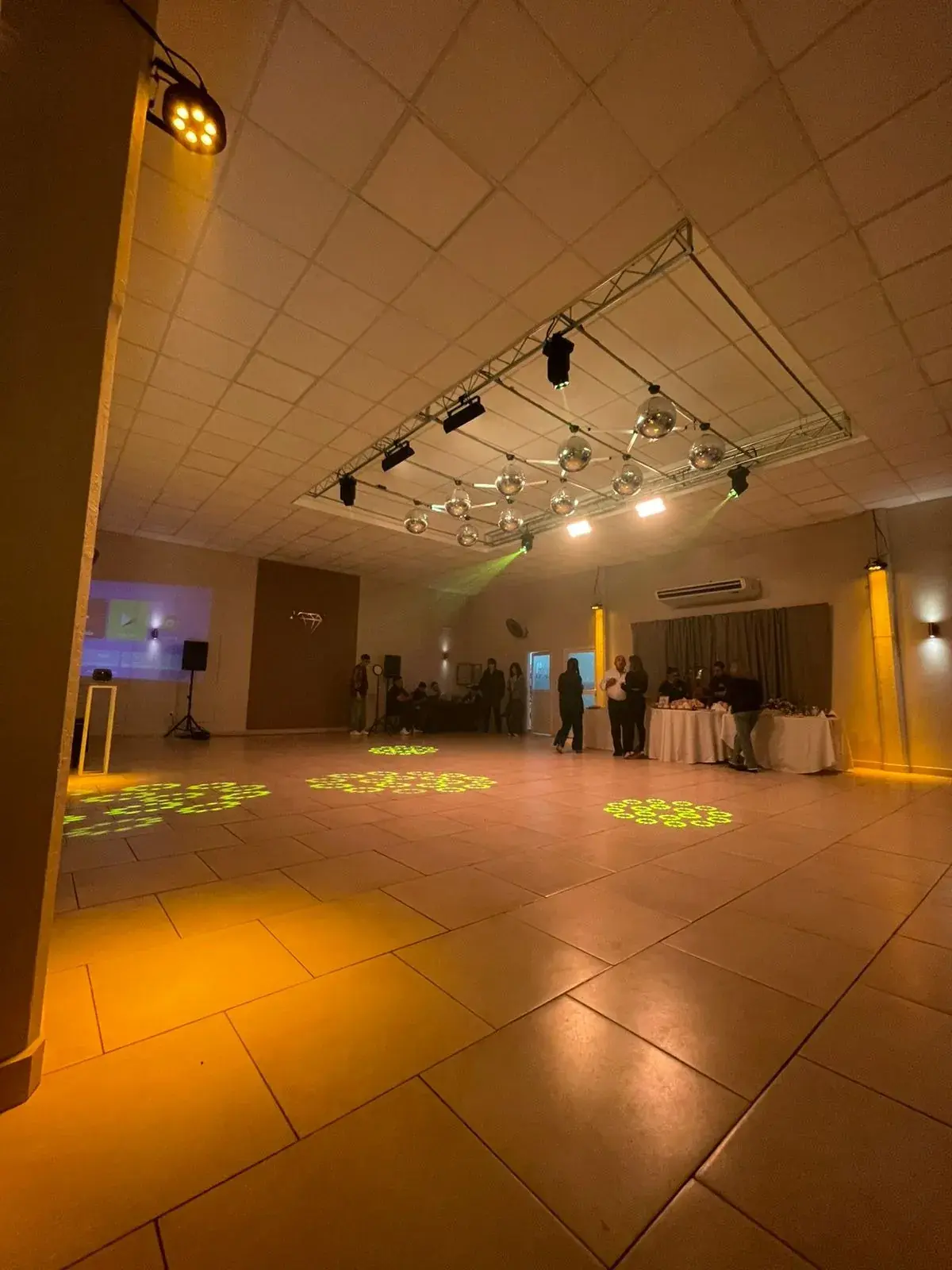 Pista con luces de colores de noche
