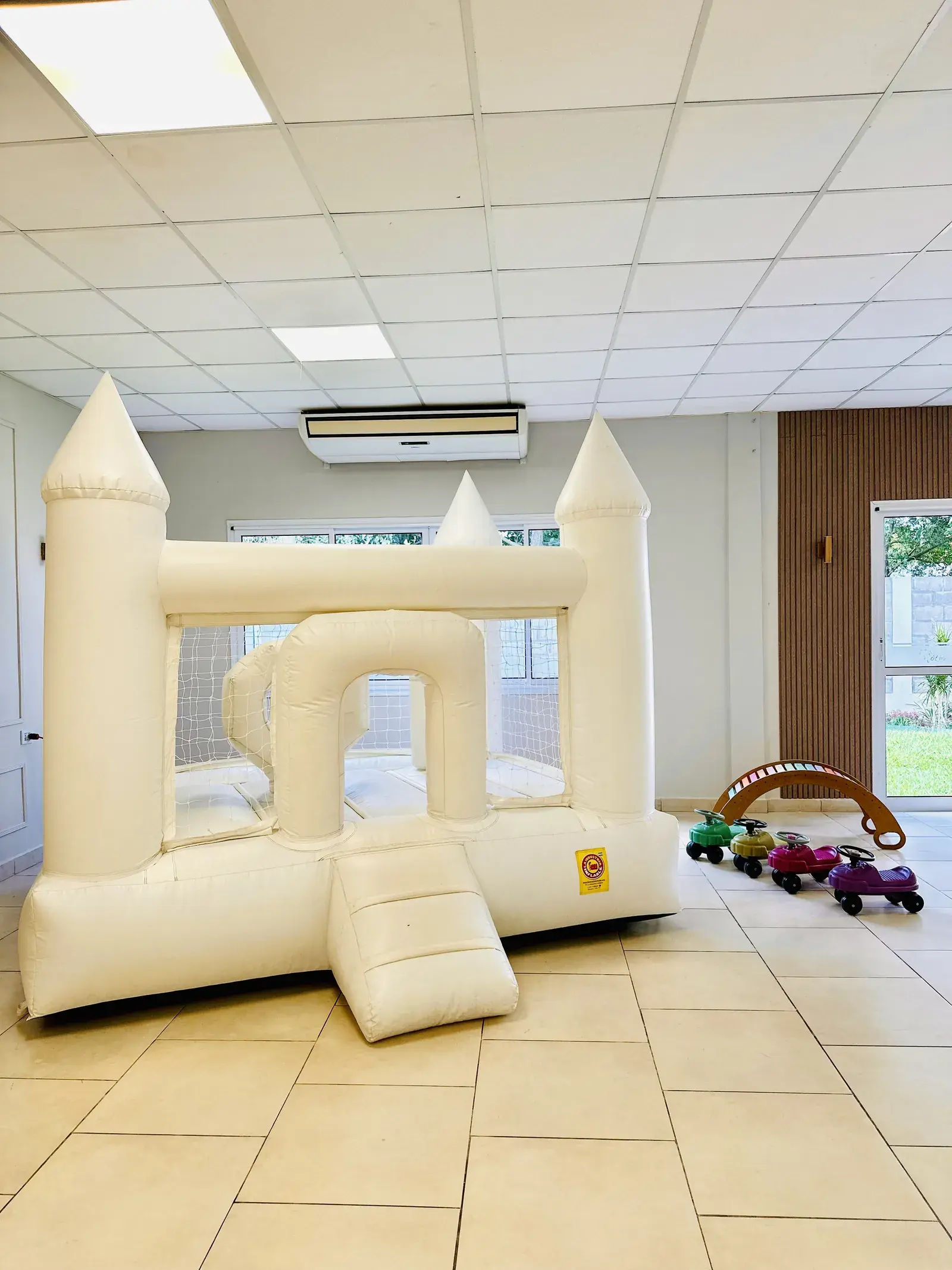 Pelotero inflable en el salón