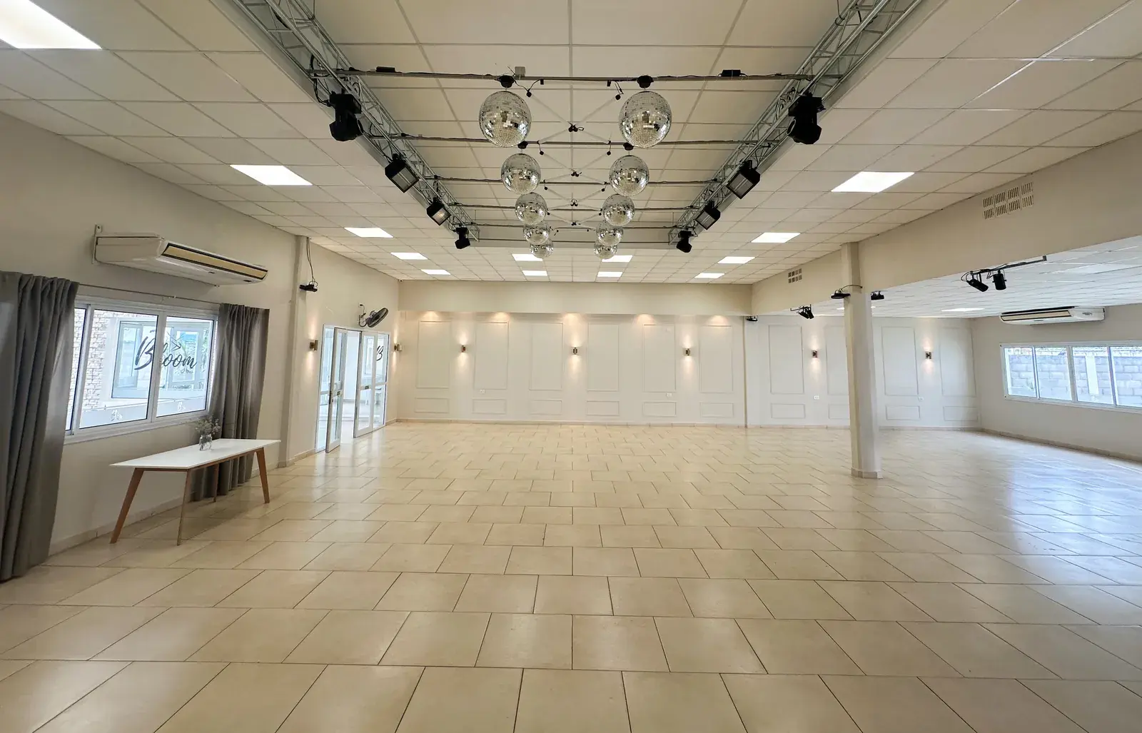 Salón amplio con ventanales y luz natural